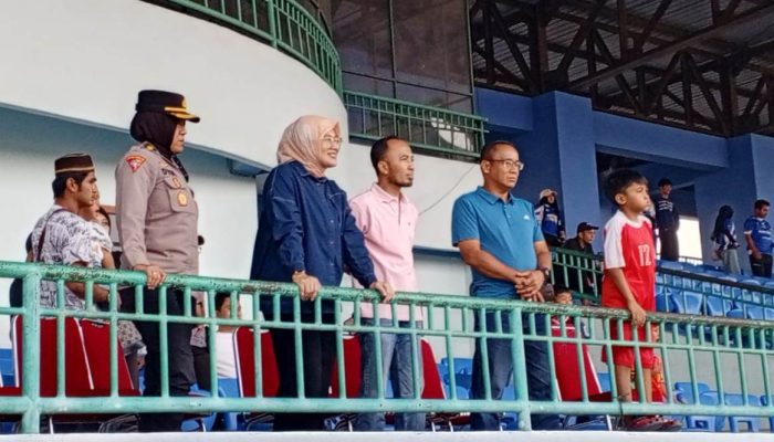 Dessy Hadir di Stadion Depati Amir
