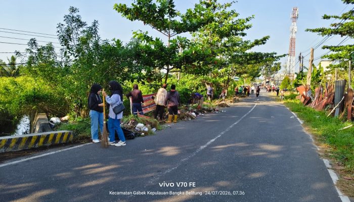 Program Jumat Asri Bersihkan Jalan Air Hundani