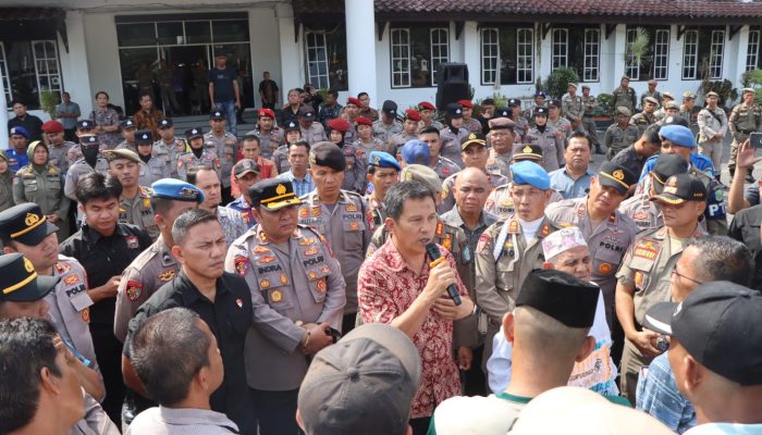 Personel Polres Bangka Amankan Aksi Damai di Kantor Bupati