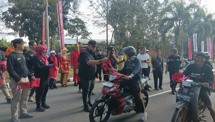 Gotong Royong Percantik Jalan Pulau Pelepas