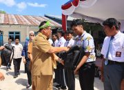 Gubernur Serahkan Bantuan Seragam dan Perlengkapan Sekolah