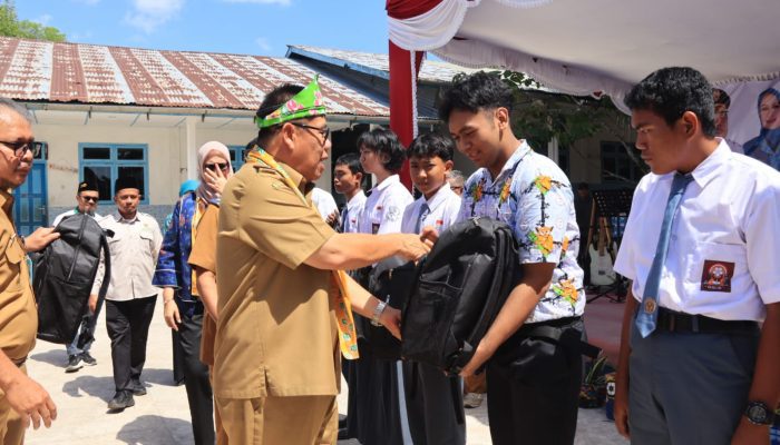 Gubernur Serahkan Bantuan Seragam dan Perlengkapan Sekolah