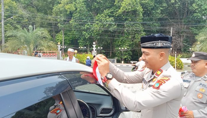 Satbinmas Bagikan Bendera Merah Putih