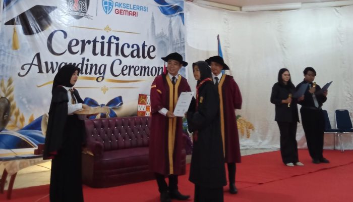51 Siswa Program Akselerasi LKP Bina Excel Mandiri Diwisuda