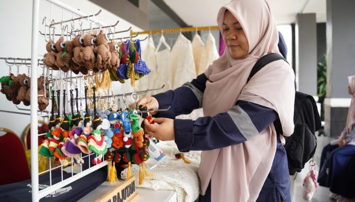 Dagangan Laris dan Produk Lokal Jadi Souvenir