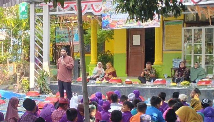 Puluhan Dulang Berisi Makanan Tersaji Rapi