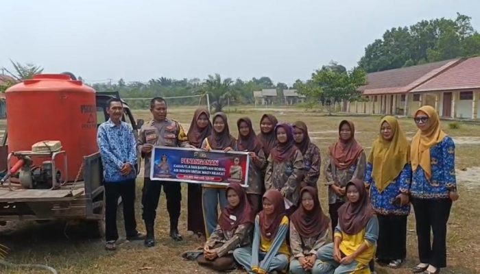 Polsek Simpang Teritip Bagikan Air Bersih