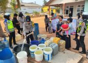 Polwan Salurkan Air Bersih untuk Masyarakat
