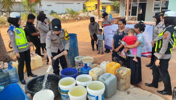 Polwan Salurkan Air Bersih untuk Masyarakat