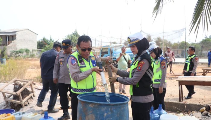 Bersama PDAM, Satlantas Salurkan Air Bersih kepada Masyarakat