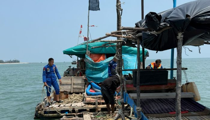 Polairud Tarik 4 Ponton dari Perairan Tembelok-Keranggan