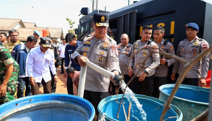 Salurkan Air Bersih untuk Warga Desa Kemuja