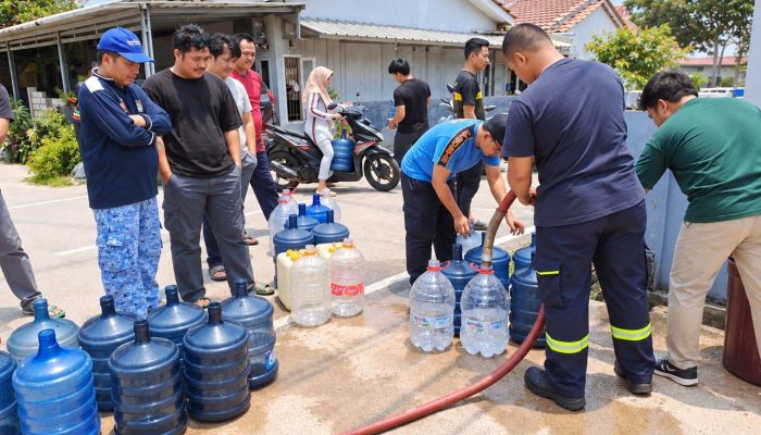 PT TIMAH Salurkan Air Bersih untuk Warga Pangkalpinang