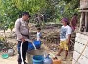 Bhabinkamtibmas Ranggi Asam Antar Air Bersih ke Warga