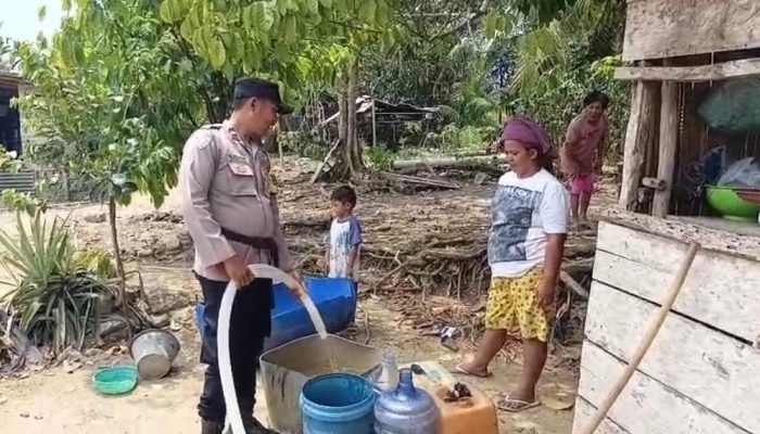 Bhabinkamtibmas Ranggi Asam Antar Air Bersih ke Warga