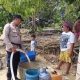 Bhabinkamtibmas Ranggi Asam Antar Air Bersih ke Warga