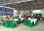 Salurkan Air Bersih Pakai Mobil Damkar