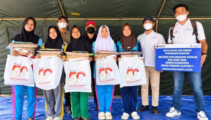PT TIMAH Salurkan 210 Paket Seragam Sekolah