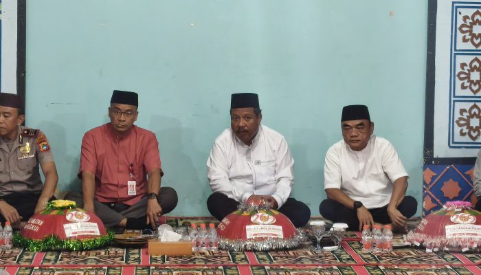 Nganggung di Aula Kantor Camat Rangkui