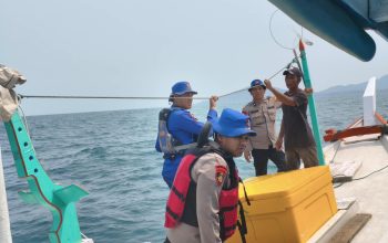 Polairud Evakuasi Kapal Rusak di Perairan Jelitik