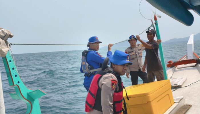 Polairud Evakuasi Kapal Rusak di Perairan Jelitik