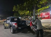 Personel Piket Bantu Pengendara yang Motornya Mogok