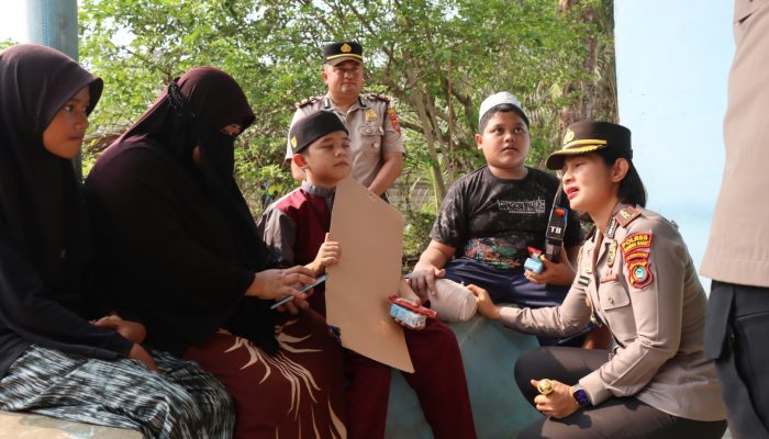 Kapolres Sambangi Dua Anak Penderita Hemofilia
