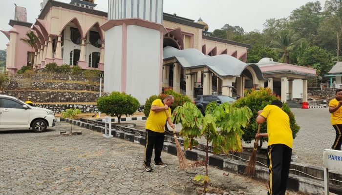 Kapolres Pimpin Gotong Royong Bersihkan Masjid Agung