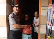 Humas Polres Babar Salurkan Bansos Kepada Warga Tanjung