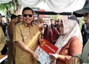Walikota Serahkan Buku dan Kartu Keluarga Sejahtera