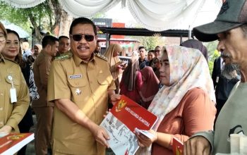 Walikota Serahkan Buku dan Kartu Keluarga Sejahtera