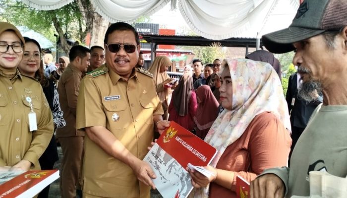 Walikota Serahkan Buku dan Kartu Keluarga Sejahtera