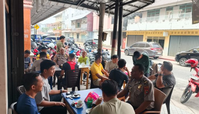 Kapolres Ngopi Bareng Warga di Warkop Ahyan