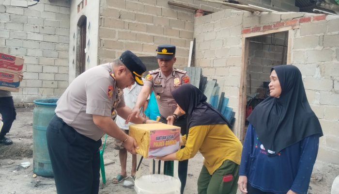 Kapolres Salurkan Bantuan kepada Korban Angin Puting Beliung