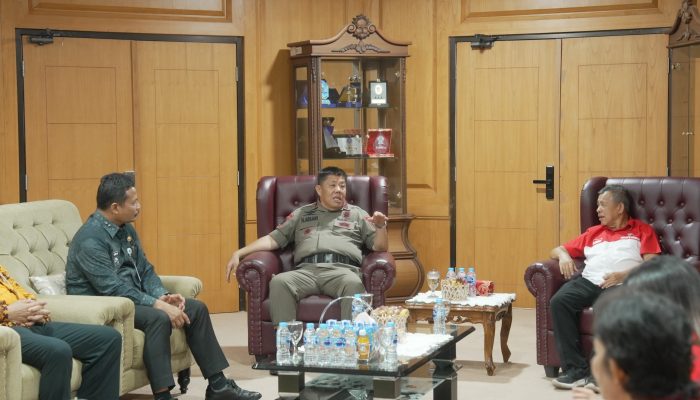 Gubernur Terima Bantuan untuk Korban Kebakaran