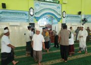 Kapolres Sholat Jumat di Masjid Al Hidayah Cendrawasih