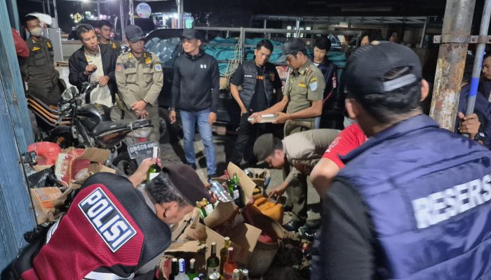 Petugas Gabungan Amankan 35 Botol Miras Ilegal